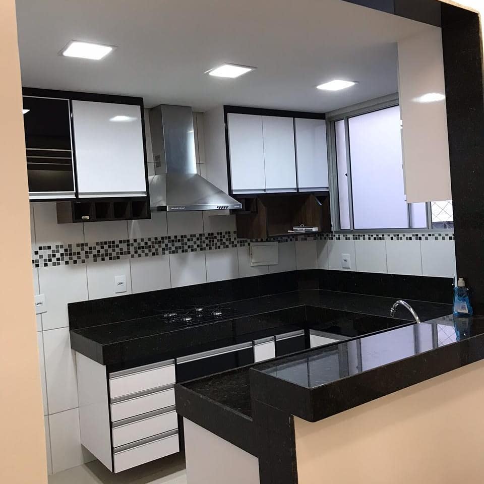 Bancada em granito preto com cuba embutida — trabalho da Marmoraria Dom Bosco