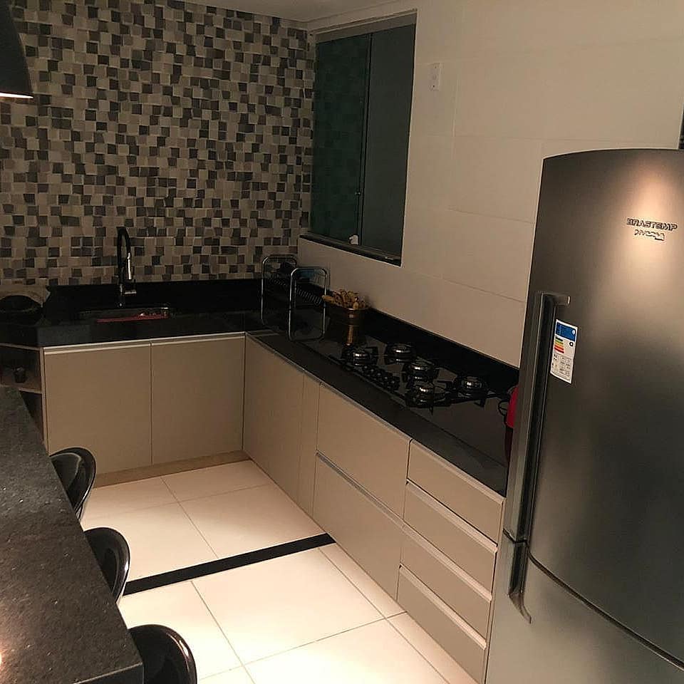 Cozinha com bancada em granito bege — serviço da Marmoraria Dom Bosco