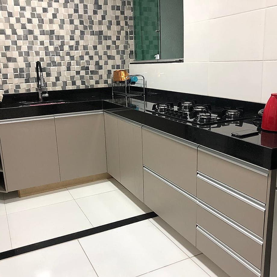 Cozinha completa com granito preto instalado — Marmoraria Dom Bosco