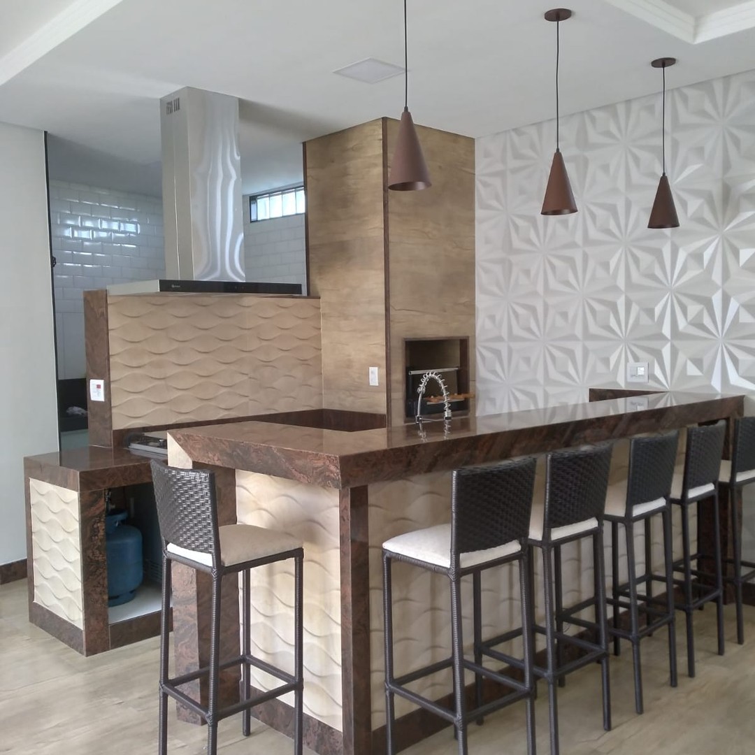 Cozinha com bancada em granito escuro — obra Marmoraria Dom Bosco BH