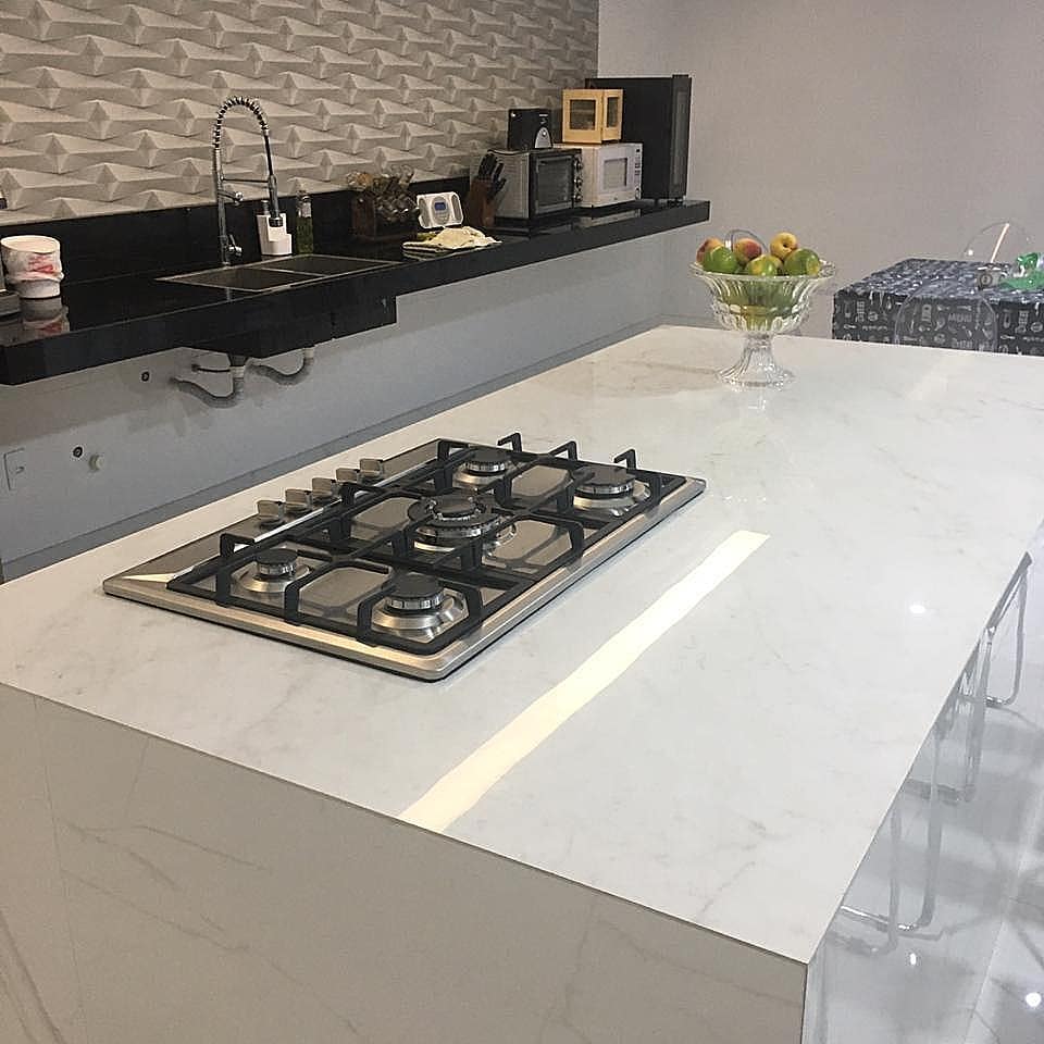 Ilha gourmet em mármore branco com fogão embutido — Marmoraria Dom Bosco BH